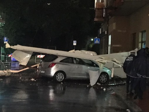 Allerta rossa: ad Albisola donna muore colpita da pezzi di cornicione Allerta rossa: ad Albisola donna muore colpita da pezzi di cornicione