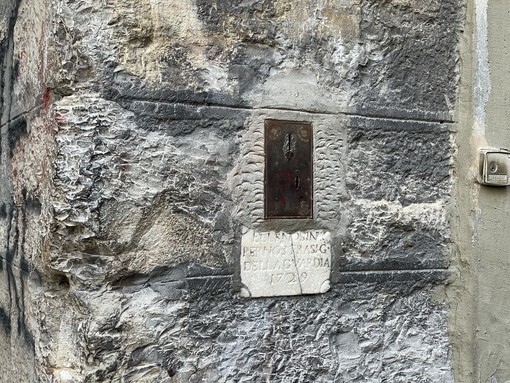 Meraviglie e leggende di Genova - Quelle cassette per la carità nascoste tra le mura dei vicoli