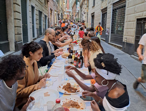 Aggiungi un posto a tavola, in quattromila per la Cena Condivisa nel Centro Storico Aggiungi un posto a tavola, in quattromila per la Cena Condivisa nel Centro Storico