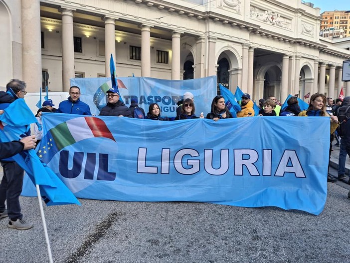 Trasferimento anticipato del personale di Voltri ad AOM, UIL Liguria: "Decisione unilaterale ingiusta che penalizza i lavoratori" Trasferimento anticipato del personale di Voltri ad AOM, UIL Liguria: "Decisione unilaterale ingiusta che penalizza i lavoratori"