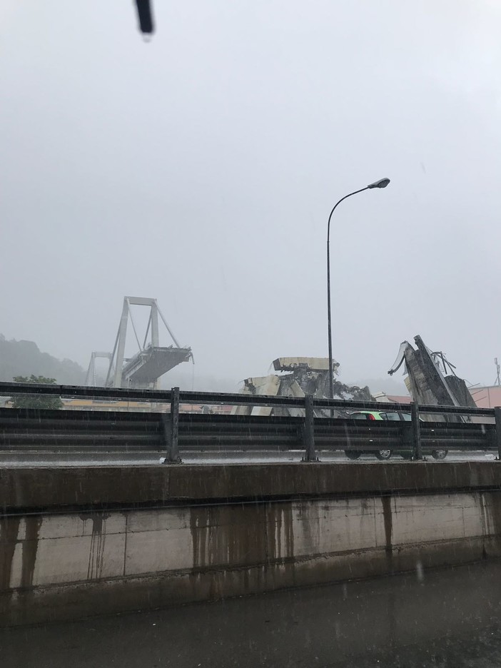 Disastro a Genova: crolla il ponte dell'autostrada Disastro a Genova: crolla il ponte dell'autostrada