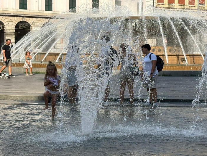 Emergenza caldo, scatta l’allerta per ondata di calore: bollino giallo oggi e domani, 18 e 19 agosto