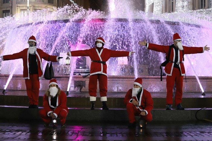 Nonostante le restrizioni torna la Camminata dei Babbi Natale (FOTO)