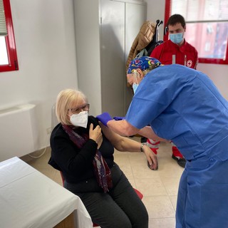 Maria Luisa, la prima vaccinata cogornese nella sede della Cri di Cogorno