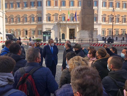 Ristoratori in piazza, Cassinelli e Bagnasco (Forza Italia): "Lavorare è un diritto, serve un calendario delle riaperture" Ristoratori in piazza, Cassinelli e Bagnasco (Forza Italia): "Lavorare è un diritto, serve un calendario delle riaperture"