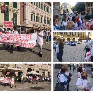Concorso Asl bloccato, le operatrici sanitarie in piazza a Genova (Foto e video)