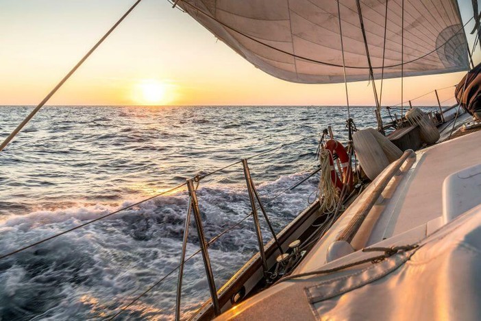 Vela e benessere: i benefici psicofisici di andare per mare