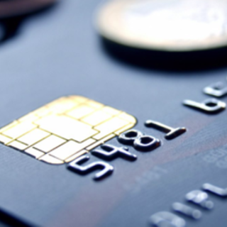 Trova una carta di credito e spende 250 euro, denunciata 50enne