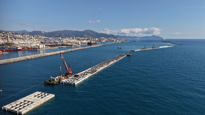 Nuova diga foranea, posato un altro cassone: la barriera raggiunge i 1.670 metri di estensione Nuova diga foranea, posato un altro cassone: la barriera raggiunge i 1.670 metri di estensione