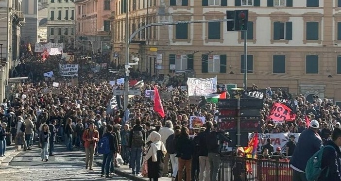 Diecimila in corteo a Genova, la manifestazione arrivata in piazza De Ferrari: "Da oggi blocchiamo tutto"