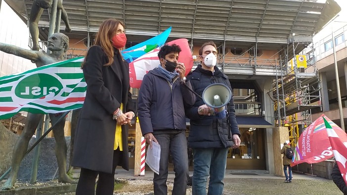 I sindacati ricordano Guido Rossa: "Venne ucciso perché credeva negli ideali e nella democrazia" (FOTO e VIDEO) I sindacati ricordano Guido Rossa: "Venne ucciso perché credeva negli ideali e nella democrazia" (FOTO e VIDEO)