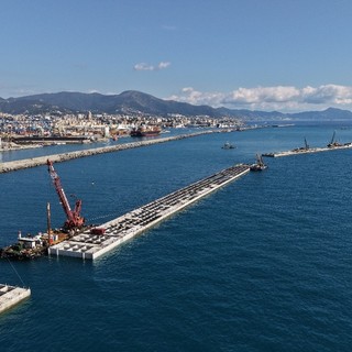 Nuova diga foranea, posato un altro cassone: la barriera raggiunge i 1.670 metri di estensione