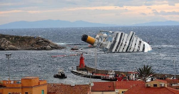 Costa Concordia, 11 anni fa il tragico naufragio che costò la vita a 32 persone Costa Concordia, 11 anni fa il tragico naufragio che costò la vita a 32 persone