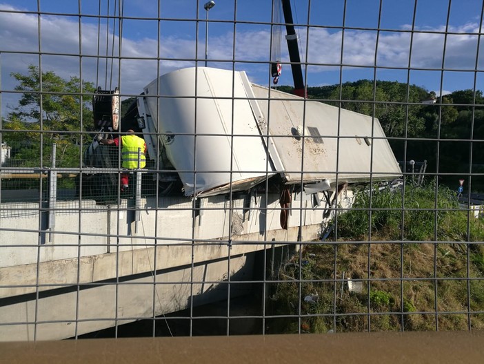 Camion che trasportava cavalli ribaltato in autostrada: riaperto lo svincolo della A6 Camion che trasportava cavalli ribaltato in autostrada: riaperto lo svincolo della A6