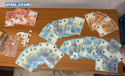 Pegli, cocaina e contanti in auto: arrestato 21enne