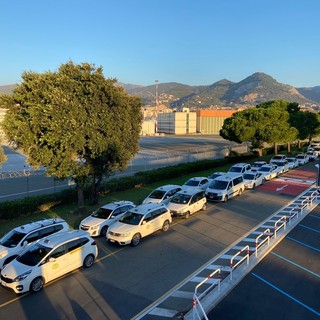 Partito dall'aeroporto il corteo dei tassisti, rischio disagi per il traffico: "Siamo in coda, rispetteremo il codice della strada" (FOTO e VIDEO)