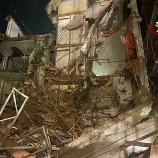 Moneglia, crolla una parte di hotel in ristrutturazione: evacuate sette persone (Foto e video)