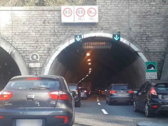 Traffico intenso sulle autostrade liguri: code su A12, A10 e A26. Atteso bollino rosso per Pasquetta