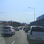 Genova, partito il corteo dei tassisti contro le liberalizzazioni, un centinaio le auto dall'aeroporto al centro (Foto e video)