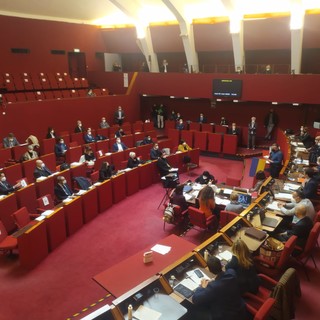 La comunità ucraina ospite in consiglio comunale, Bucci: "Genova odia la guerra"