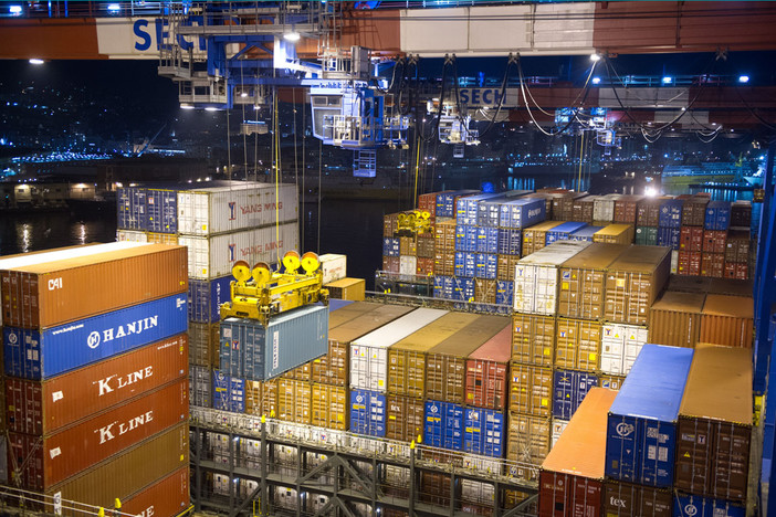 Cosco rinuncia allo sbarco di tre container di armi a Genova, i portuali: &quot;Ha funzionato il coordinamento internazionale con altri porti&quot;