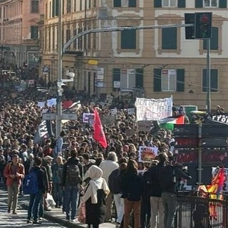 Diecimila in corteo a Genova, la manifestazione arrivata in piazza De Ferrari: "Da oggi blocchiamo tutto" Diecimila in corteo a Genova, la manifestazione arrivata in piazza De Ferrari: "Da oggi blocchiamo tutto"