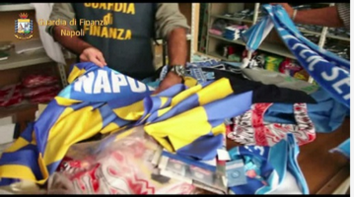 Contraffazione in fuorigioco, anche i giocatori di calcio scendono in campo per combatterla Contraffazione in fuorigioco, anche i giocatori di calcio scendono in campo per combatterla