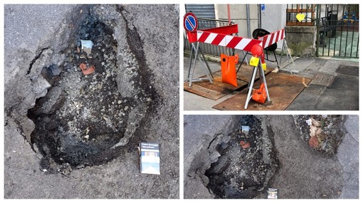 Il buco del Campasso che dura da un anno: pericoloso e maleodorante, è davanti a un parco giochi, mai riparato