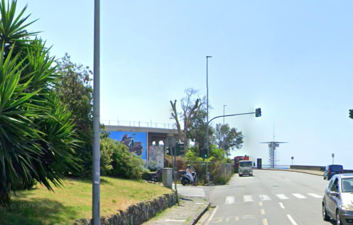 Corso Saffi, semaforo crolla in mezzo alla carreggiata: nessun ferito Corso Saffi, semaforo crolla in mezzo alla carreggiata: nessun ferito