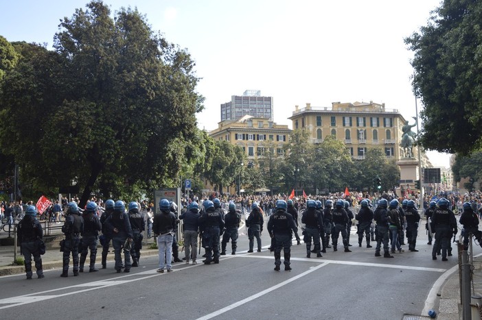 Scontri a Corvetto: 26 manifestanti denunciati per i disordini e tre agenti indagati per lesioni aggravate