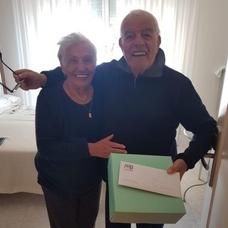 La bella storia di Gennaro, che anche in quarantena è riuscito a festeggiare il compleanno ad Alassio La bella storia di Gennaro, che anche in quarantena è riuscito a festeggiare il compleanno ad Alassio