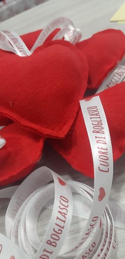 San Valentino a Bogliasco: cuori in vendita a scopo benefico e postazione 'selfie del cuore' davanti al mare