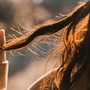 Capelli fragili e cute sensibile: come affrontare cambio stagione e stress quotidiano Capelli fragili e cute sensibile: come affrontare cambio stagione e stress quotidiano