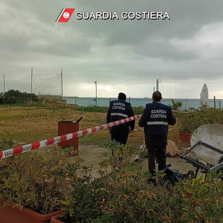Voltri, la Guardia Costiera sequestra oltre mille metri quadrati di spiaggia, denunciato imprenditore Voltri, la Guardia Costiera sequestra oltre mille metri quadrati di spiaggia, denunciato imprenditore