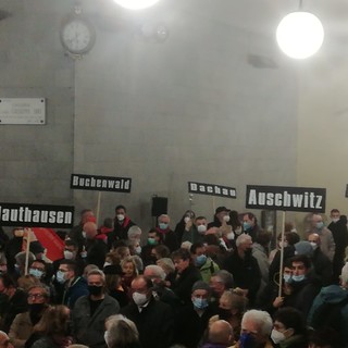 Commemorazione degli ebrei genovesi deportati: "Non può esserci presente senza memoria" (FOTO e VIDEO)