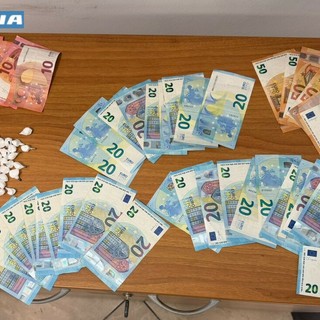 Pegli, cocaina e contanti in auto: arrestato 21enne