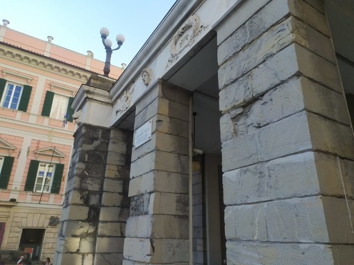 Blocco di ardesia si stacca da un pilastro del Teatro Carlo Felice (Foto)
