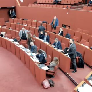 Scontro in Consiglio comunale, centrodestra contro Salis: "La maggioranza fugge dall’aula per evitare di rispondere alle frasi su Israele"