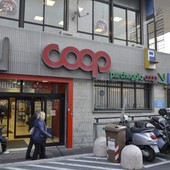 Pugno e spray al peperoncino contro il vigilante del supermercato: arrestato per tentata rapina