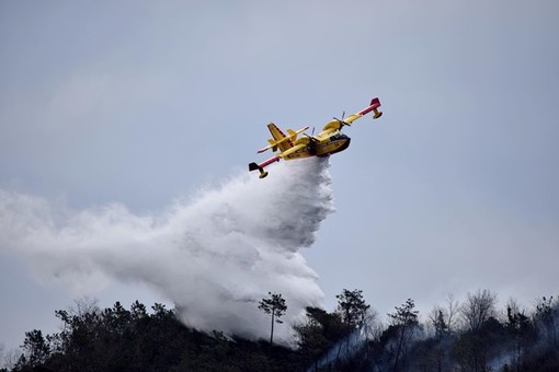 Continua l'incendio a Ne, richiesto un terzo canadair