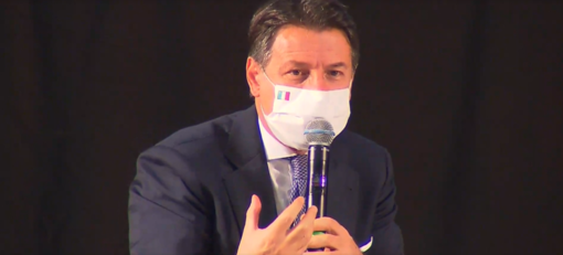 Covid, il premier Conte ha firmato il nuovo Dpcm: stretta su bar e ristoranti, cinema, palestre e luoghi pubblici