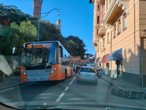 Autobus in panne a Castelletto, coda tra corso Dogali e corso Firenze