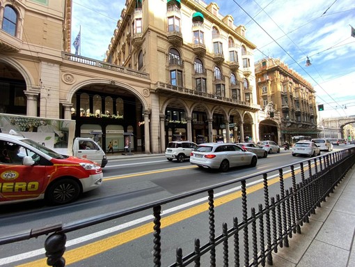 Taxi in strada contro le restrizioni anti-Covid (FOTO e VIDEO)