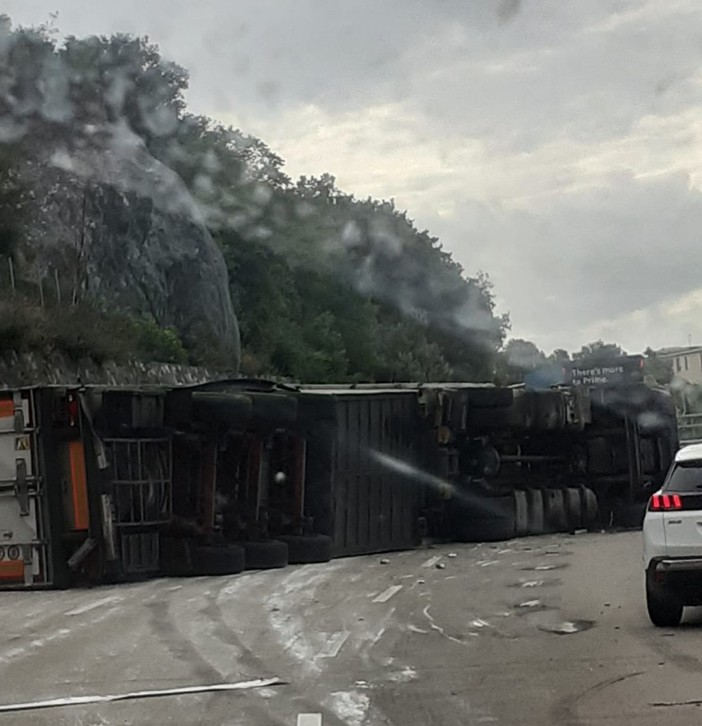 Camion si ribalta sulla A10 tra Varazze e Arenzano: soccorsi mobilitati. Traffico bloccato (FOTO e VIDEO) Camion si ribalta sulla A10 tra Varazze e Arenzano: soccorsi mobilitati. Traffico bloccato (FOTO e VIDEO)