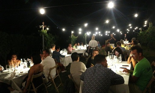 Magia sotto le stelle: le serate della Cantina La Torre di Castel Rocchero regalano un'esperienza tra vini pregiati e le melodie di Fabrizio De André Magia sotto le stelle: le serate della Cantina La Torre di Castel Rocchero regalano un'esperienza tra vini pregiati e le melodie di Fabrizio De André