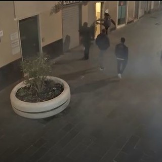 Prende a calci le vetrine di via Sestri. Identificato e denunciato (VIDEO) Prende a calci le vetrine di via Sestri. Identificato e denunciato (VIDEO)