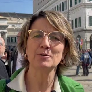 Edili in corteo, Cristina Lodi in piazza: &quot;Bucci e Toti dovrebbero incatenarsi davanti al Ministero&quot; (Video)