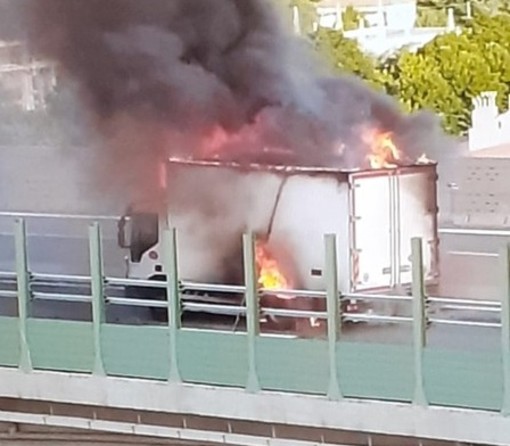 Camion in fiamme sulla A10 tra Albisola e Savona: traffico bloccato in entrambe le direzioni