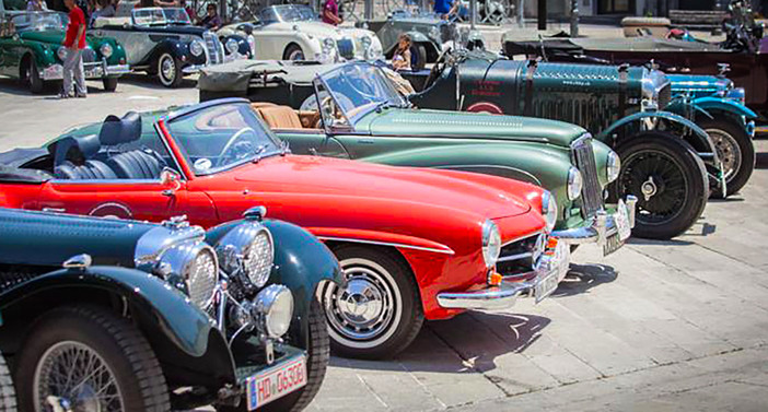 La festa dell'eleganza: a Portofino le auto d'epoca della "Carovana Romantica"