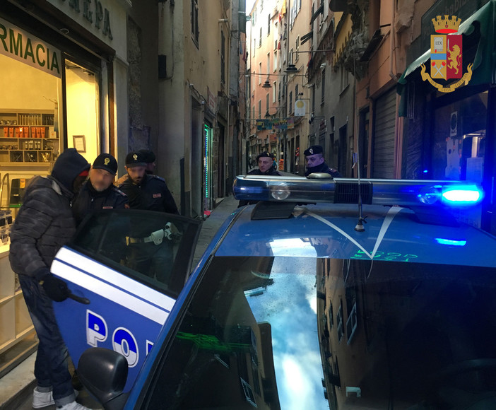 Provano furto in un negozio in via Pré di notte: due arresti Provano furto in un negozio in via Pré di notte: due arresti